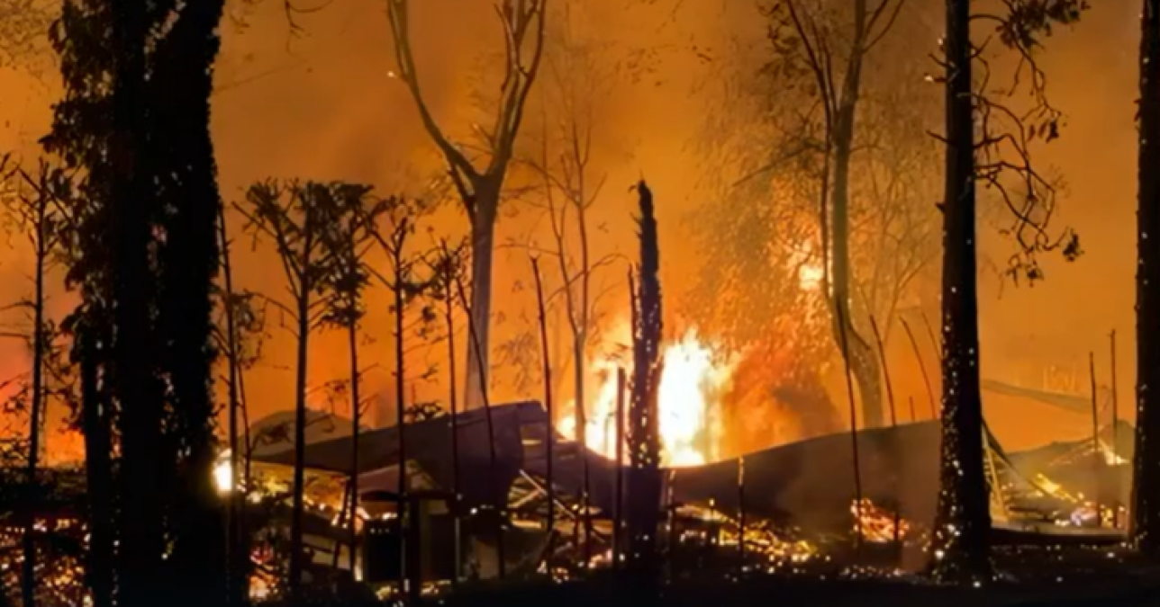 Vasto incendio al campeggio Bella Italia di Peschiera del Garda: fiamme su una ventina di casette mobili - 