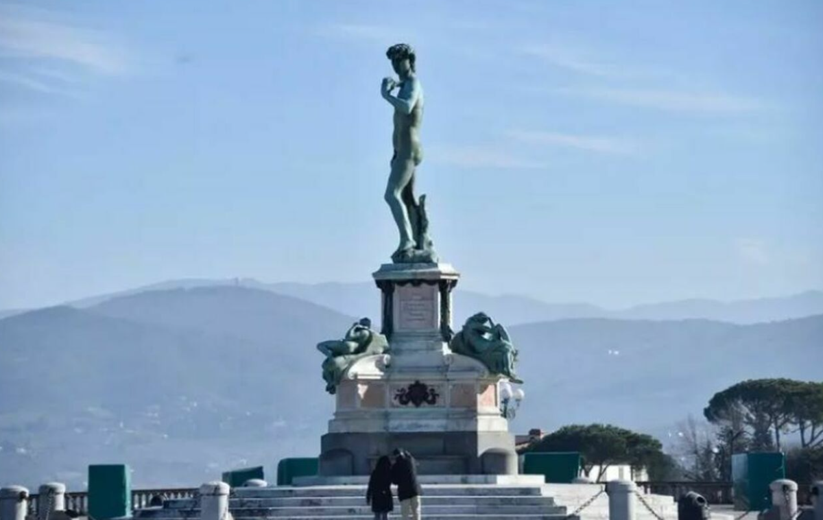 Bombola di gas al David a Firenze, artificieri al lavoro - 