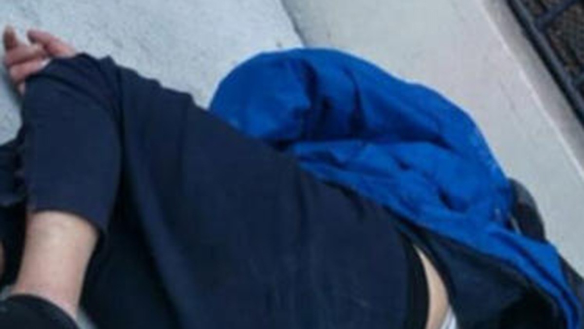 Ragazzo svenuto, indifferenza della gente: passano in tanti ma nessuno si ferma - © Internet