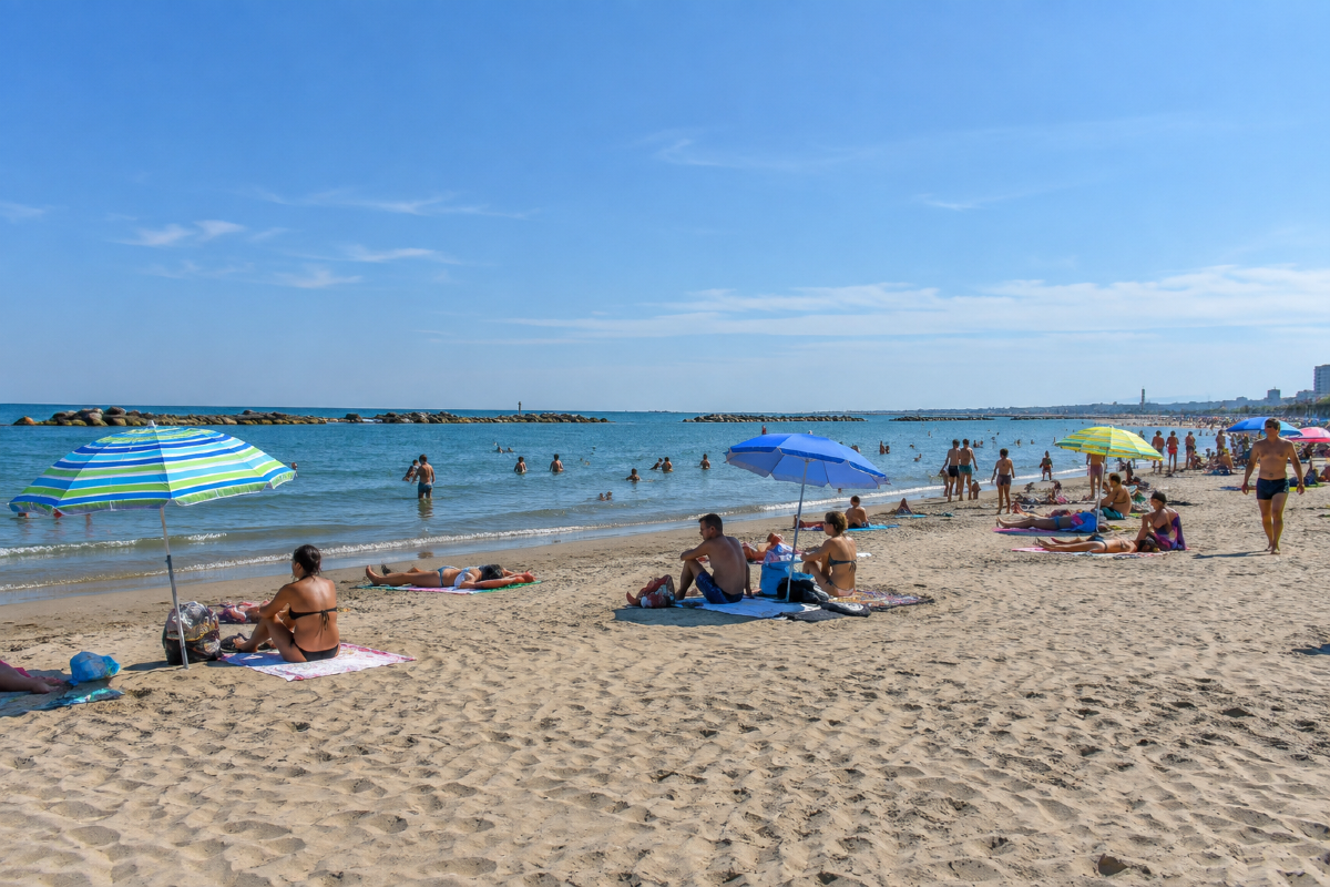 Concessioni balneari, Croatti: "Servono più spiagge libere attrezzate: nel Riminese spazi residuali" - Spiaggia libera (immagine elaborata con ChatGpt)