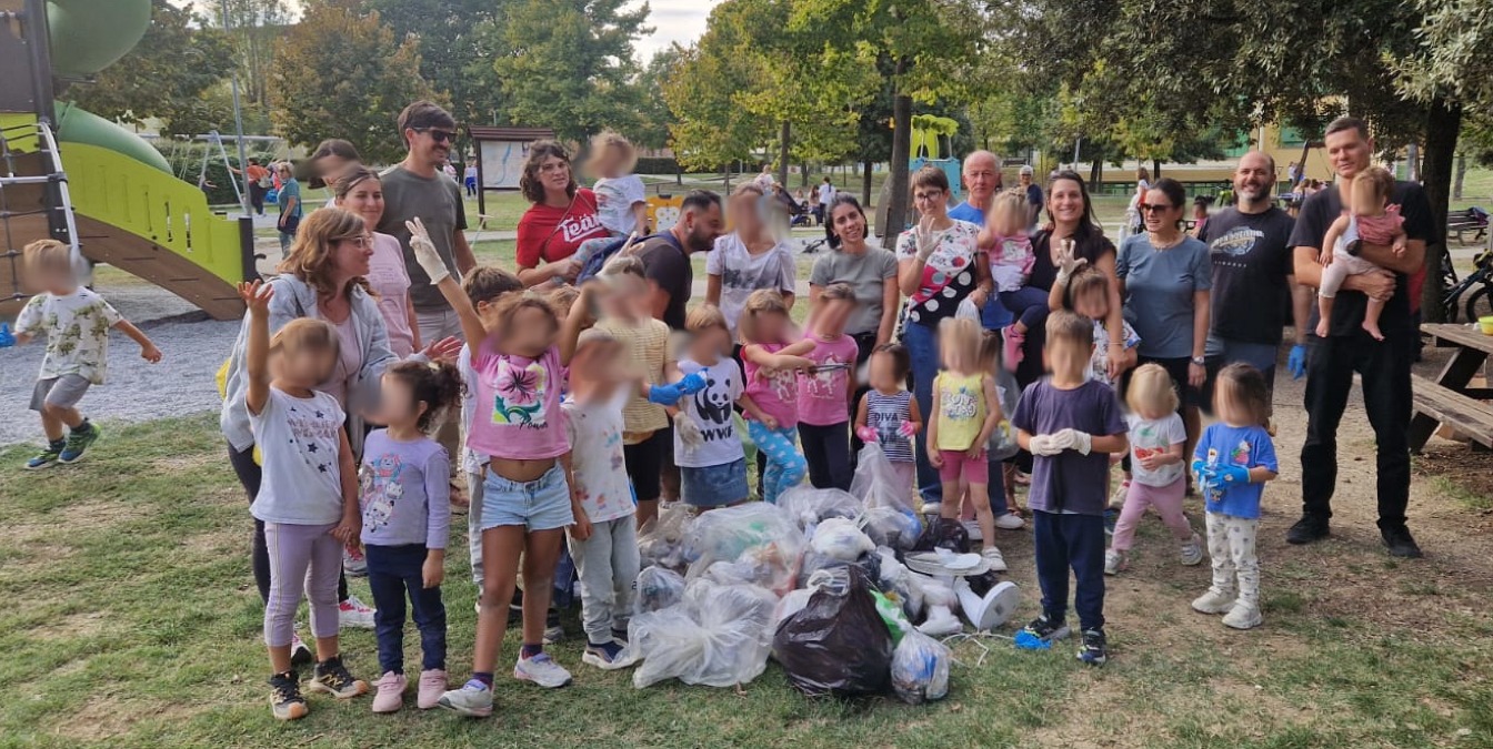 Genitori e bimbi puliscono i parchi a Verucchio - 