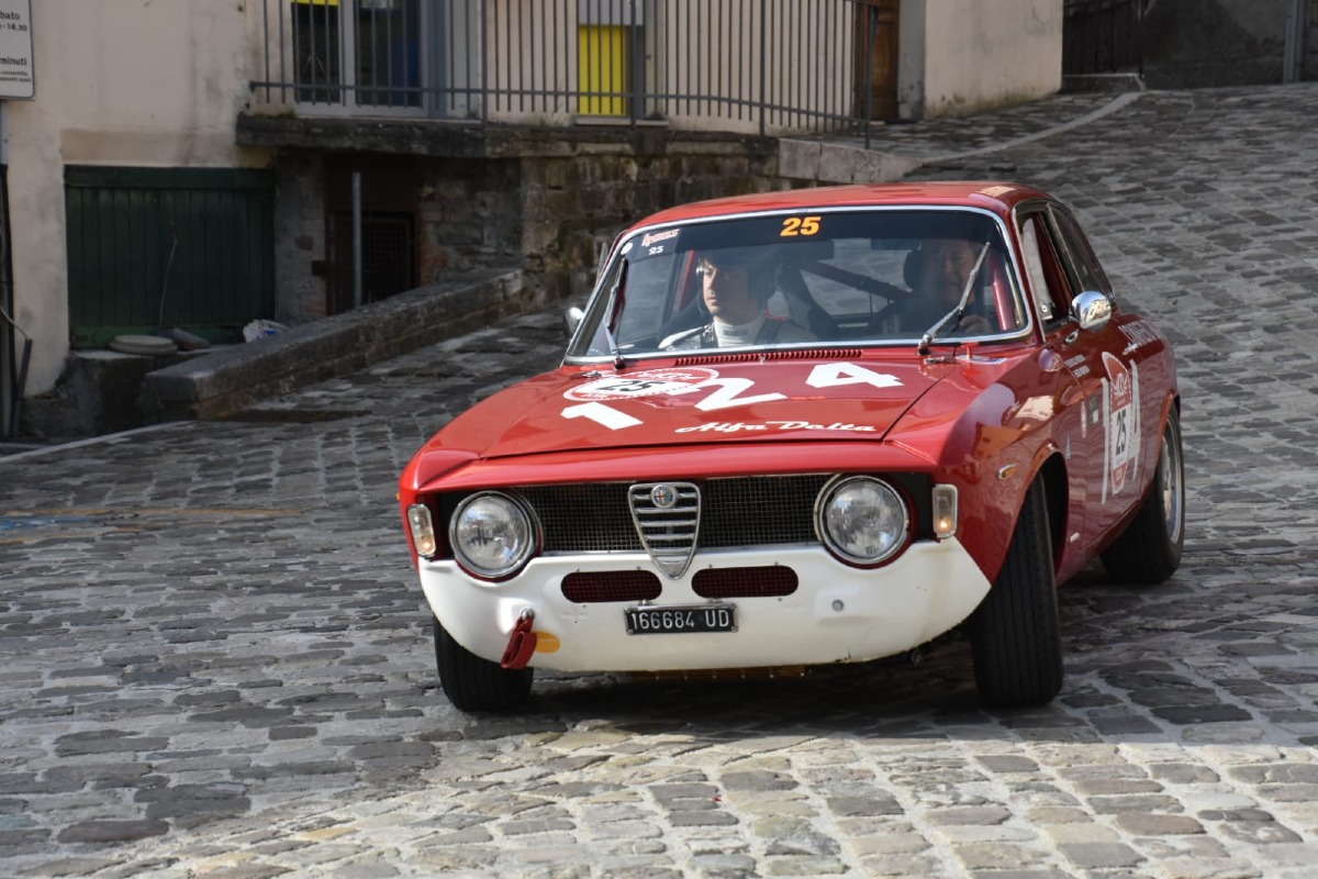 Modena Cento Ore, le auto storiche da Riccione attraversano il Montefeltro e fanno tappa a Pennabilli - Foto Mario Guazzarini