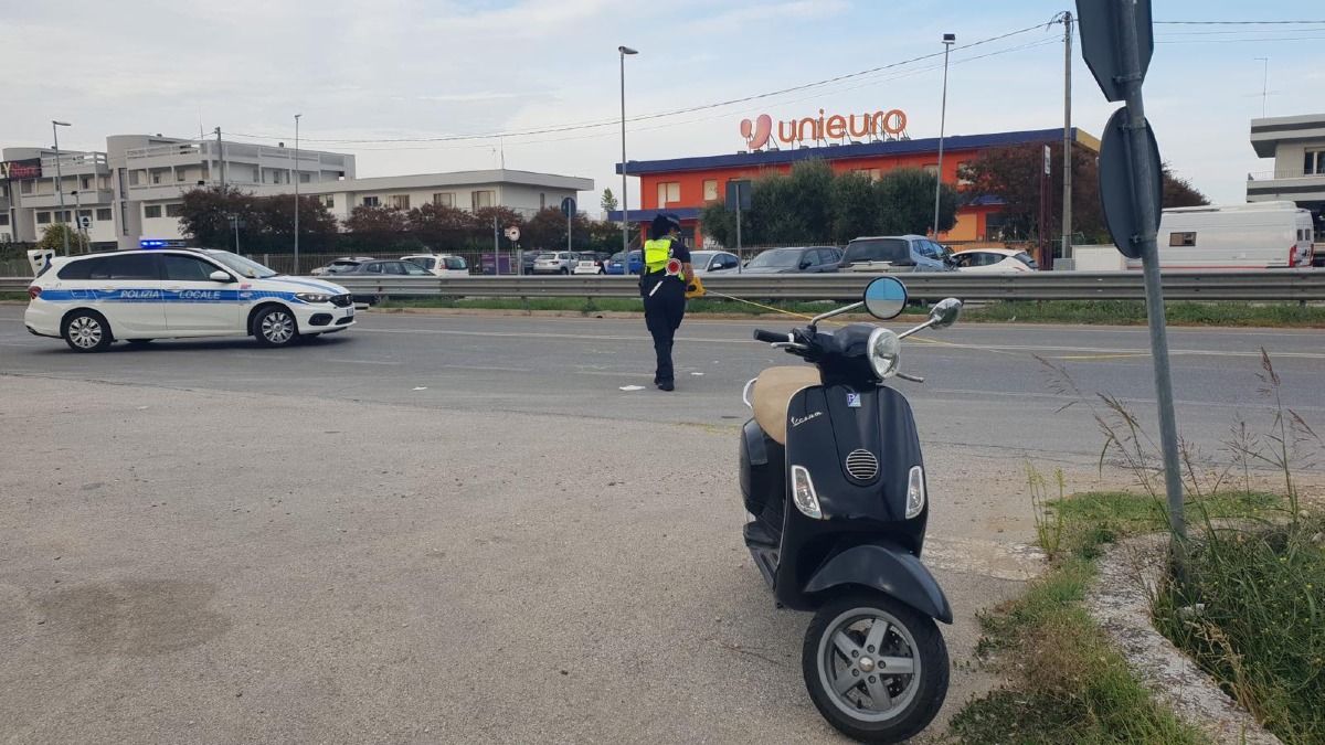 Scontro tra auto e moto sulla Statale Adriatica a Misano - 