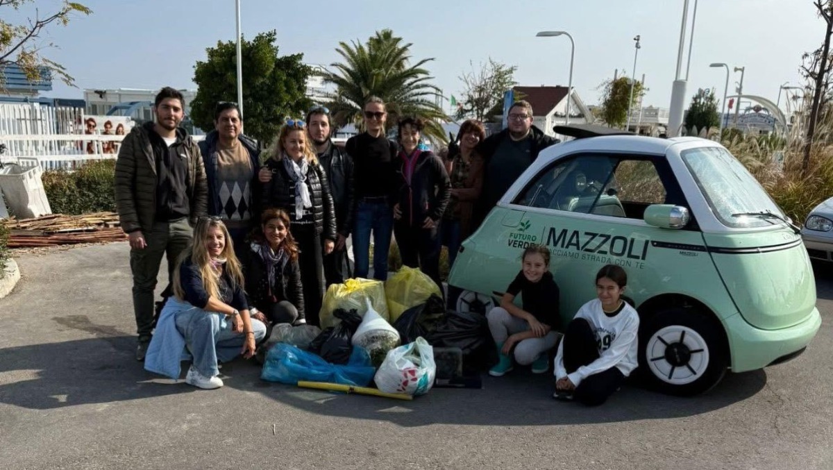 Riccione, domenica la pulizia della spiaggia alla foce del Marano - I volontari al lavoro 