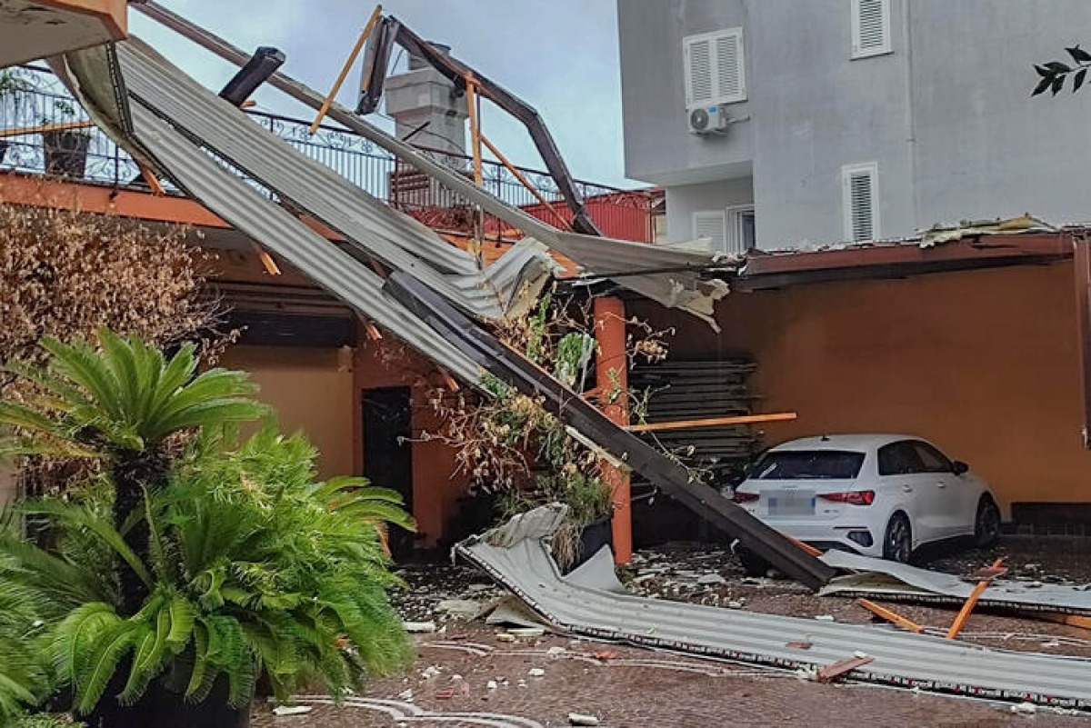 Bomba d'acqua nel Napoletano, in salvo un automobilista - © Ansa
