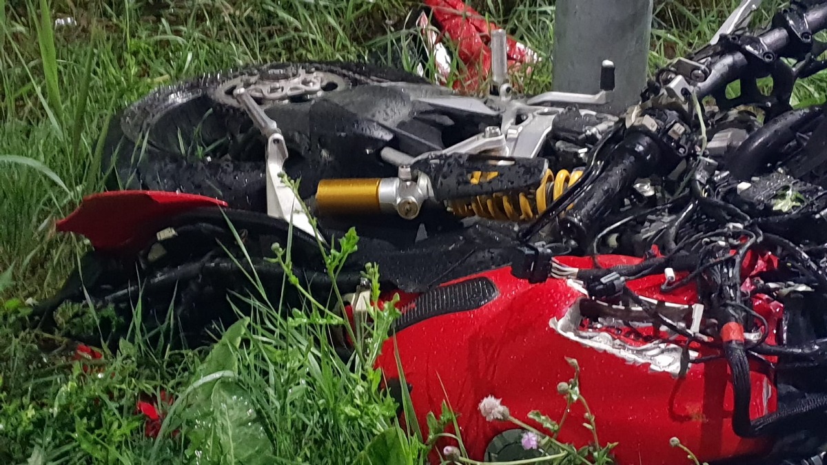 Incidente mortale a Rimini, moto si schianta contro la segnaletica: muore un 48enne - 