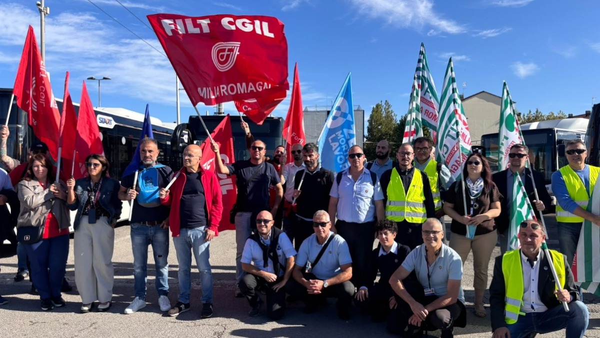 Autisti da tutta la Romagna davanti a Start per il presidio dopo l'aggressione: "Servono più tutele" - Il presidio 