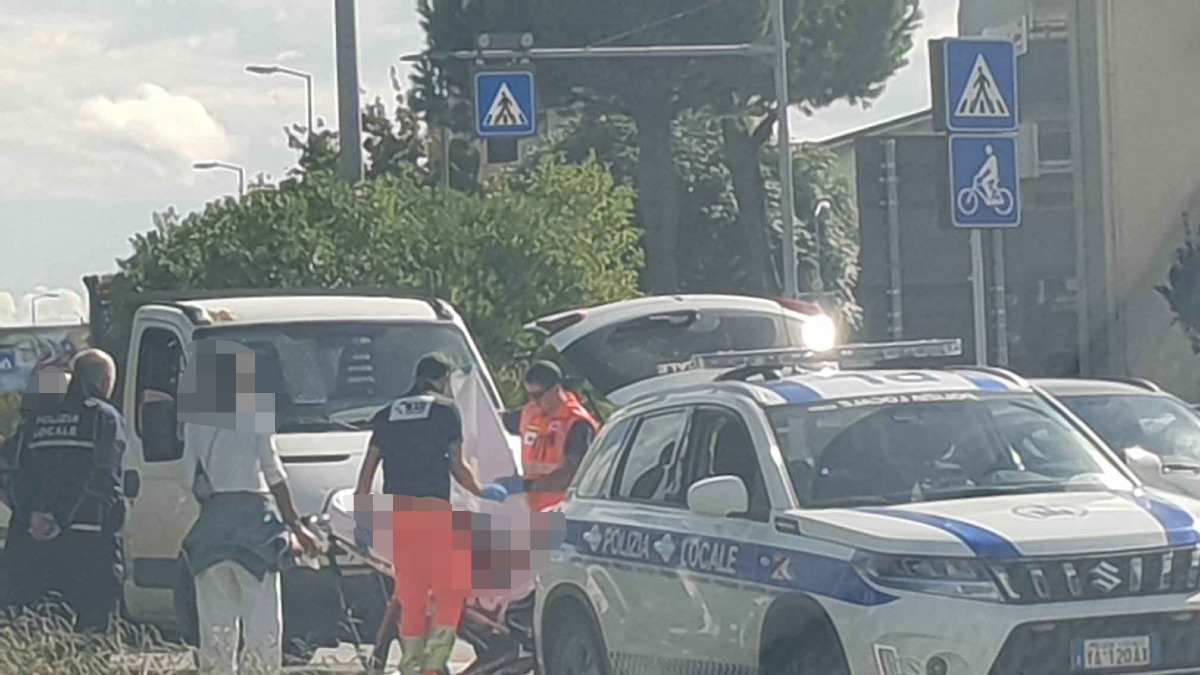 Rimini, investita in bici dopo la rotonda: ricoverata al Bufalini di Cesena - Il momento dei soccorsi