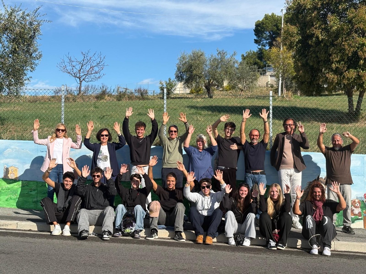 Coriano, il marciapiede tra Passano e il capoluogo si colora con i murales dei giovani - 