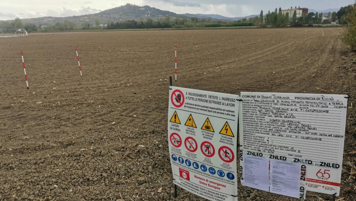 Al via i lavori per un grande impianto fotovoltaico in Valmarecchia: "È troppo vicino al fiume" - Il cantiere (PH OaSì)