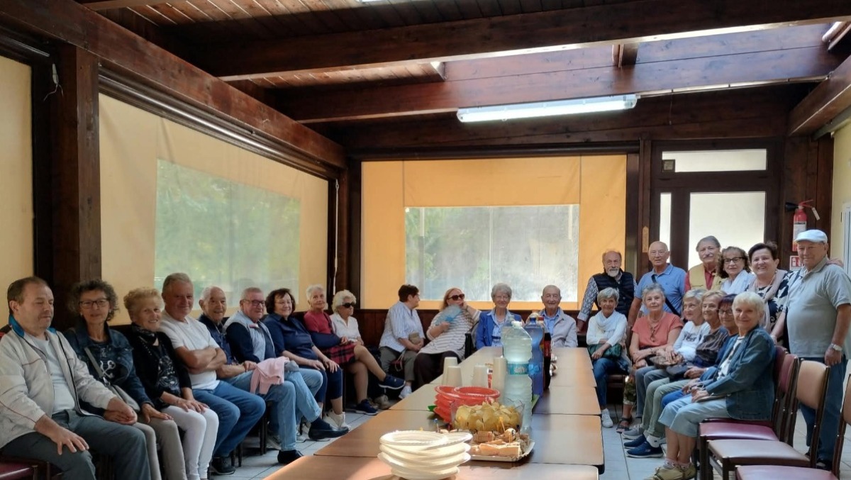 Riccione, festa per gli over 65 di ritorno dalle vacanze in montagna - Il gruppo vacanze 