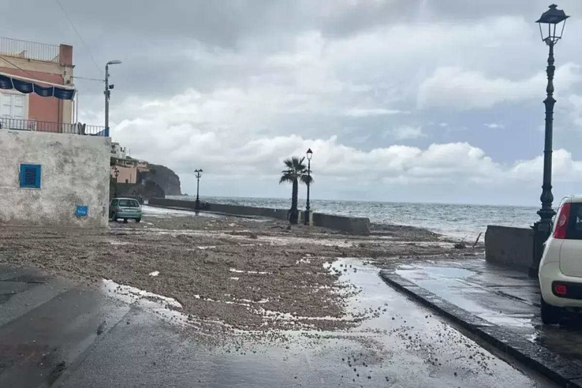 Maltempo su Lipari: torrenti esondano, allagate strade e case - 