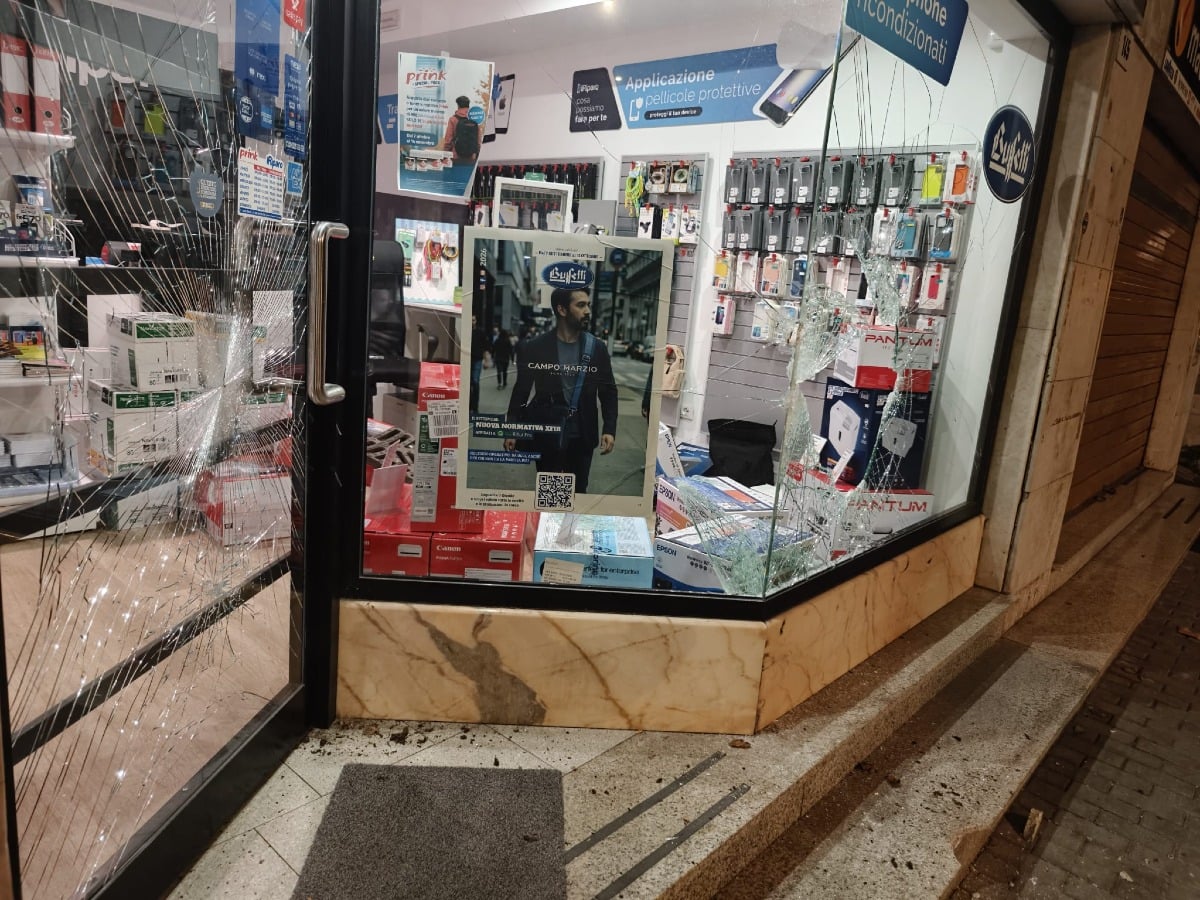 Due spaccate in una notte: sfondata anche la vetrina di Prink in via Tripoli - 