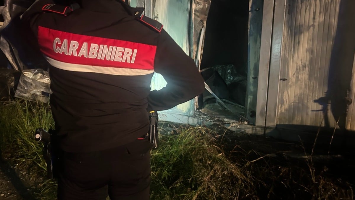 Pietracuta, a fuoco i vecchi container del San Marino Calcio: intervento dei vigili del fuoco