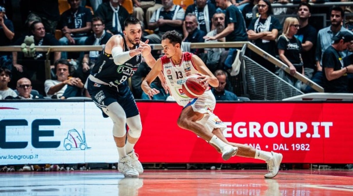 Basket A2, Dole: il derby è della Flats Service Fortitudo - Un attacco della Dole