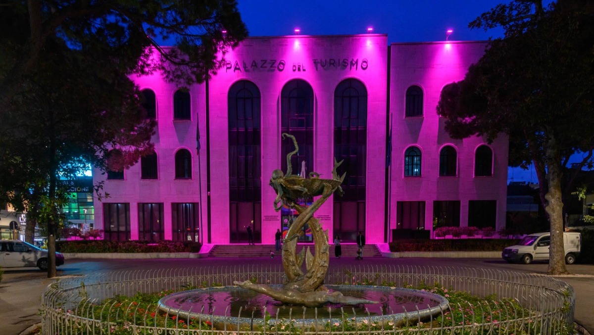 Riccione si illumina di rosa per il tumore al seno metastatico - Il palazzo del Turismo illuminato di rosa