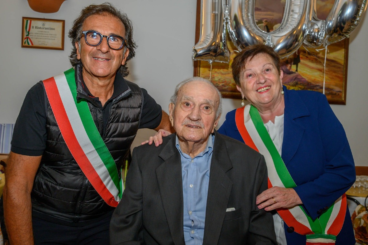 Festeggia al ristorante di cui la sorella è storica cuoca: Emilio, centenario che "unisce" Coriano e Riccione - Emilio con il sindaco Ugolini e l'assessora Zoffoli
