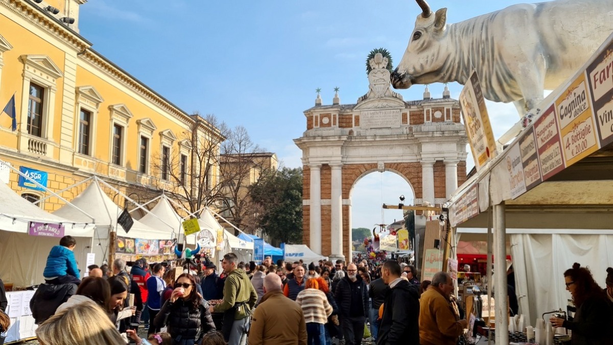 Le corna iconiche, 400 espositori e un centro storico che vive: Santarcangelo ritrova la sua fiera storica - La Fiera di San Martino a Santarcangelo