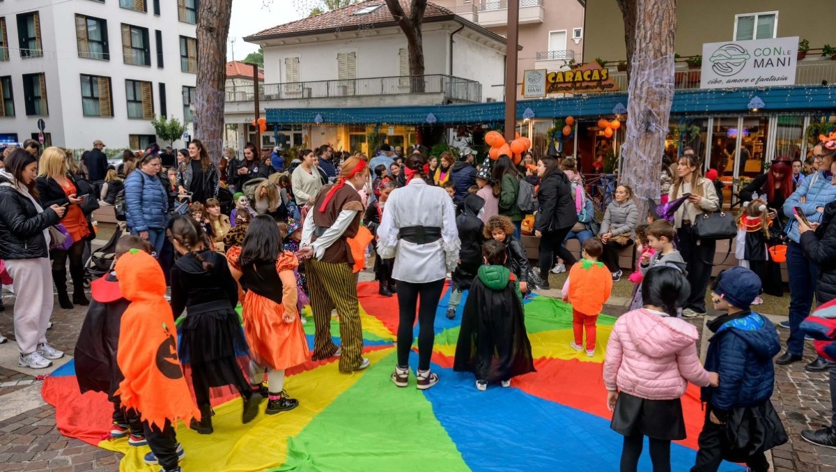 Halloween a Riccione, in viale San Martino arrivano i “Piccoli mostriciattoli” - La scorsa edizione 
