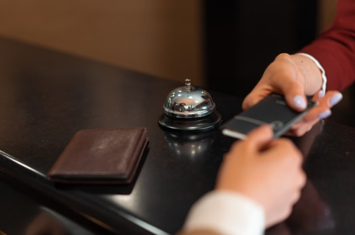 Intelligenza artificiale negli hotel della Riviera, albergatori divisi: solo il 33% si fida - 