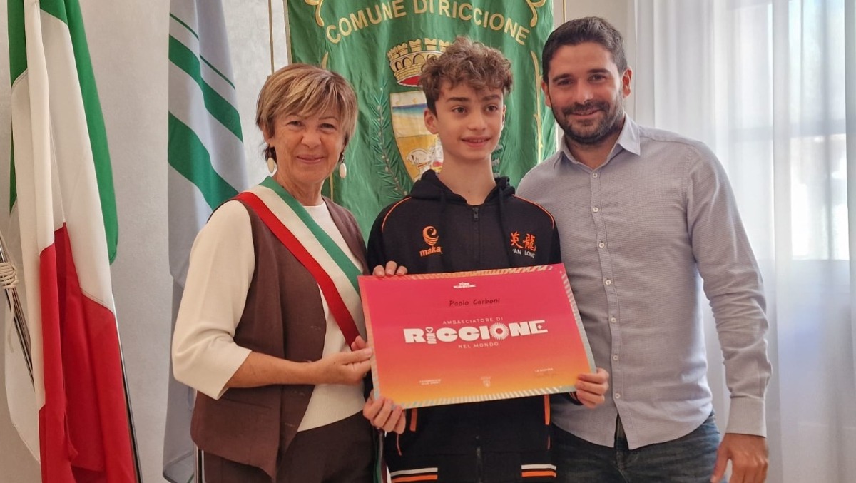 Paolo, il nuovo talento del Kung Fu riccionese: è la vigilia della sua prima gara internazionale - Paolo Carboni con sindaca e assessore