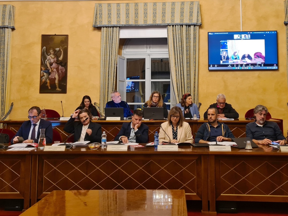 Santarcangelo, variazione di bilancio da quasi un milione di euro: fondi per cultura e manutenzioni - Consiglio Comunale di Santarcangelo, banchi della maggioranza
