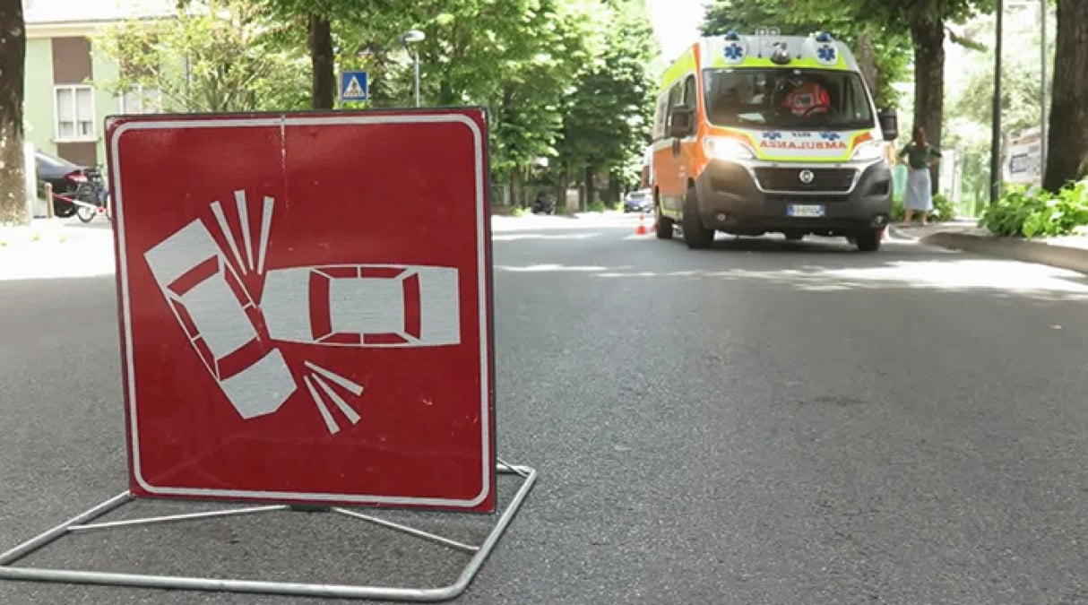 Sorpassa auto ferme nel traffico: uno scooterista dovrà risarcire 35mila euro dopo incidente a Cattolica - Incidente, ambulanza REPERTORIO