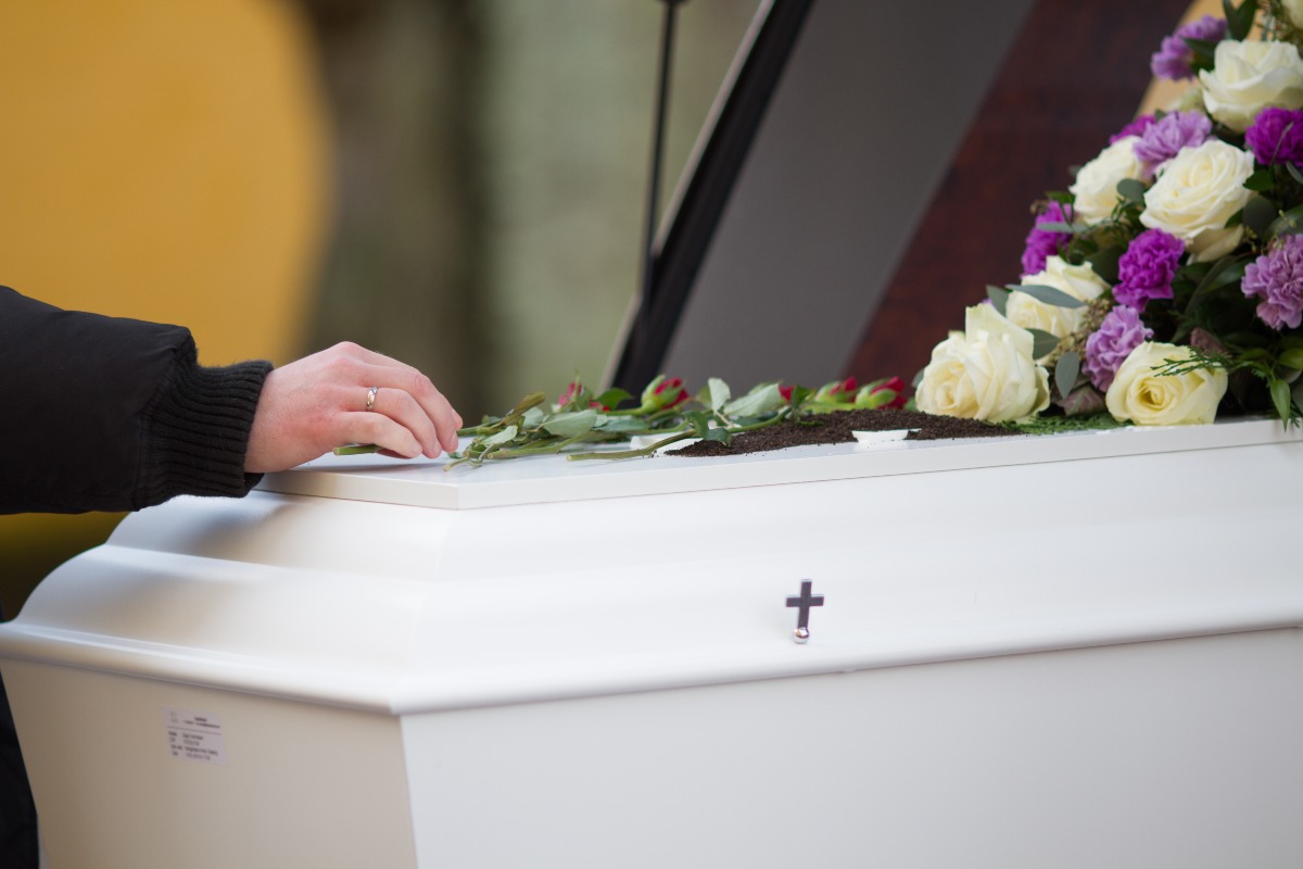 Quindicenne creduta morta si risveglia nella bara dopo otto ore di veglia funebre - 