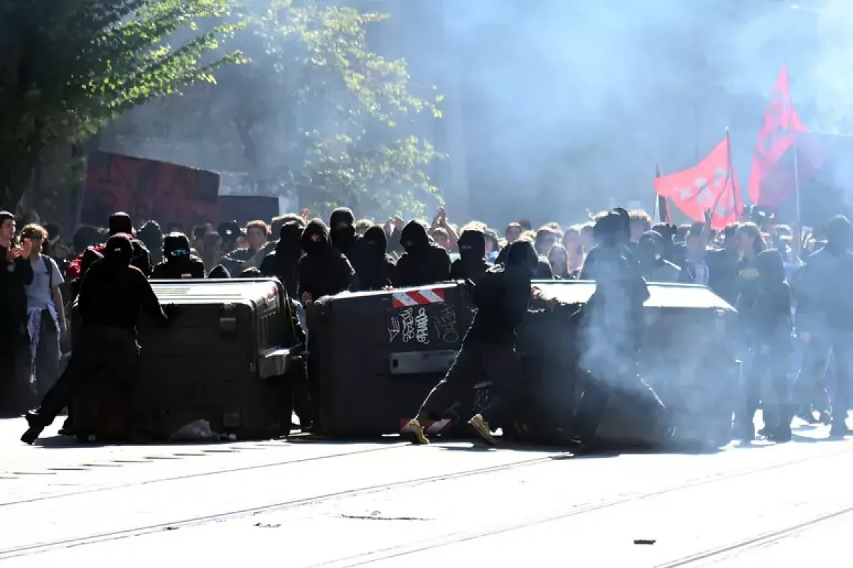 Scuole, l’autunno della protesta: scontri a Torino, bombe carta a Roma - © Ansa