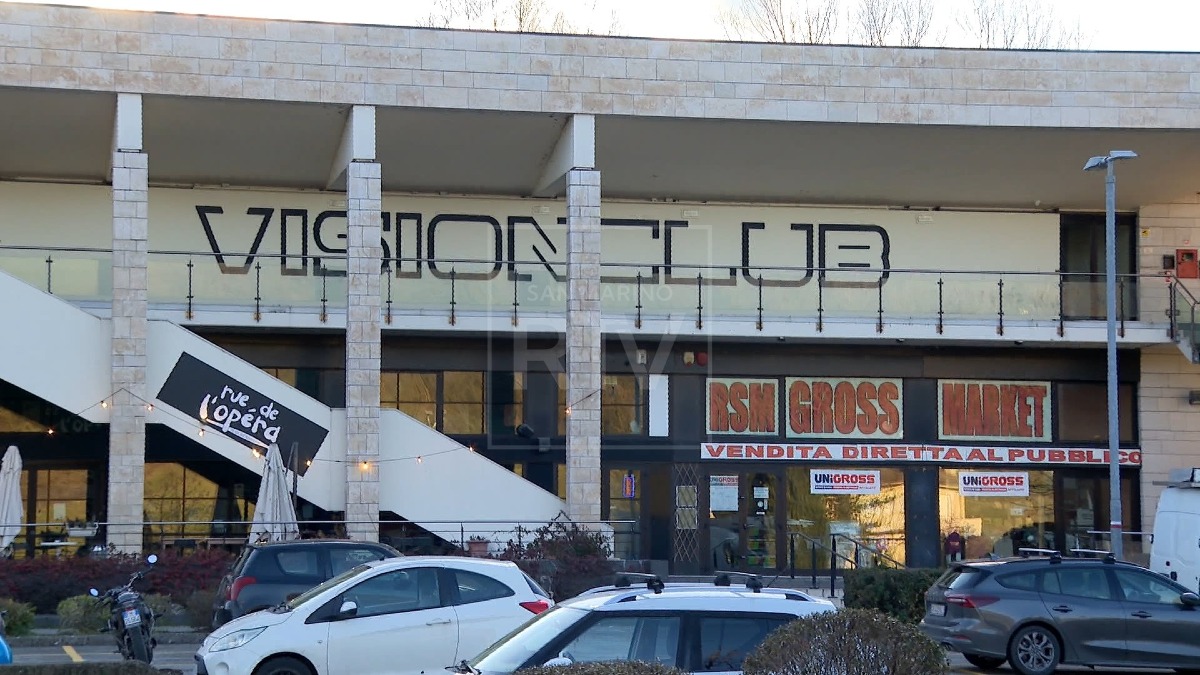 Uomo trovato morto fuori dal Vision, eseguita l’autopsia: si indaga sulle cause del decesso - 