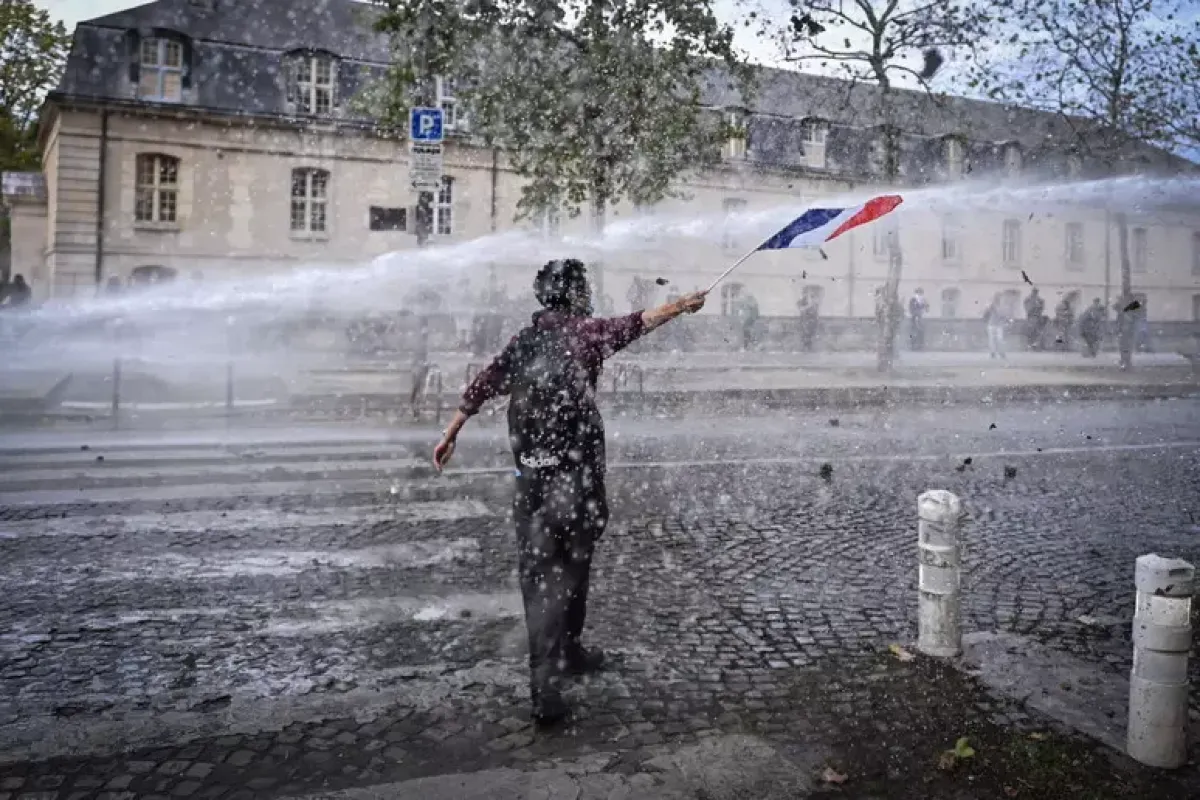 Blitz contro CNews: un centinaio di manifestanti assedia la sede della “Fox News francese” - © Ansa