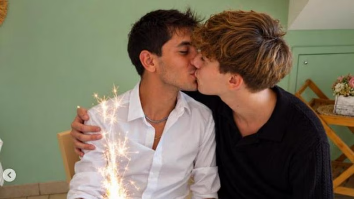 Insulti omofobi per un bacio. Odio online sotto un post di due giovani a Cesenatico  - Cristian Valdinoci e Luca Leonardi