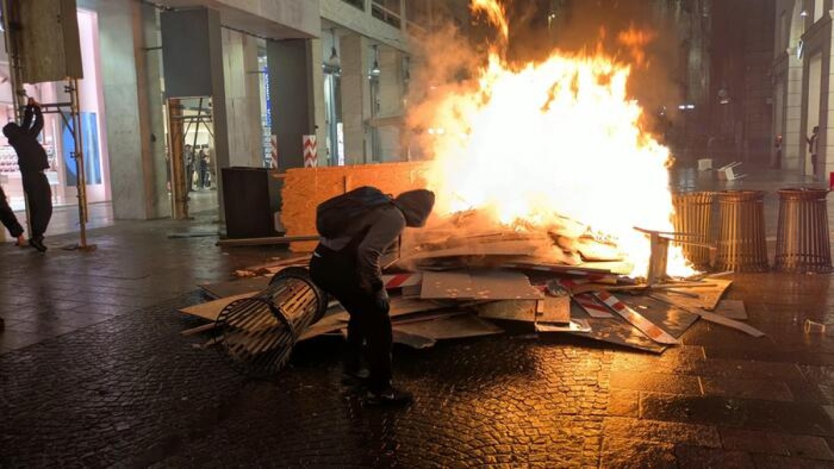 Le piazze contro il carovita, guerriglia a piazza Duomo, la condanna di Meloni - © Ansa