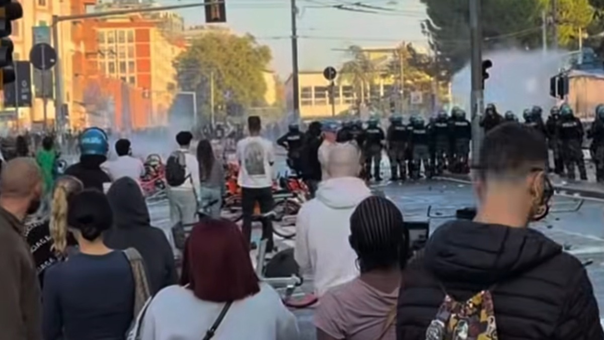 Assalto al Burger King a sprangate: il video della guerriglia alla stazione di Bologna - 
