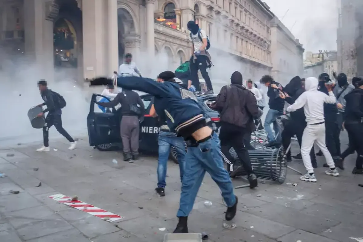 Piazze in fiamme, la politica si spacca -  © Ansa