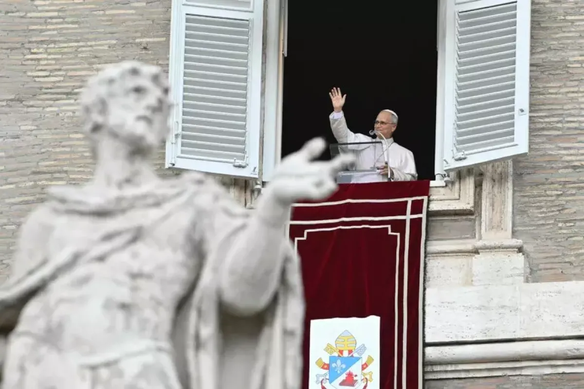 Il Papa si affaccia per l'Angelus: 'Riprenderò gradualmente' - © Ansa