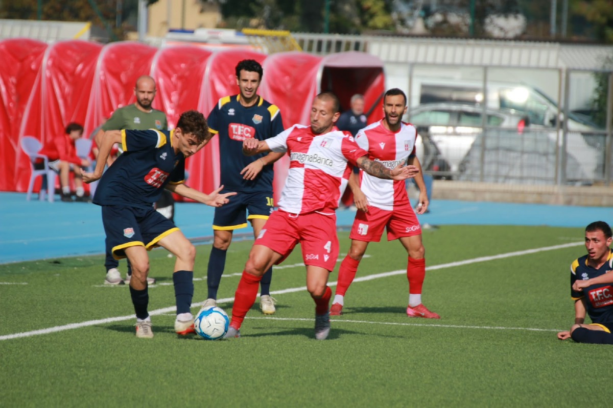 Il Rimini cade, ma l'Imolese non ne approfitta: con il Massa è 0-0. Castenaso, 4 vittorie su 4 in casa