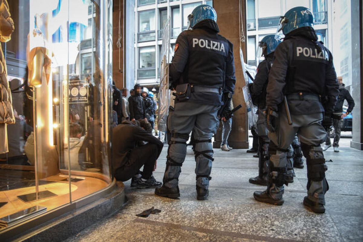 Milano, seconda notte di guerriglia: oltre 200 fermati, l’80% minorenni - © Ansa