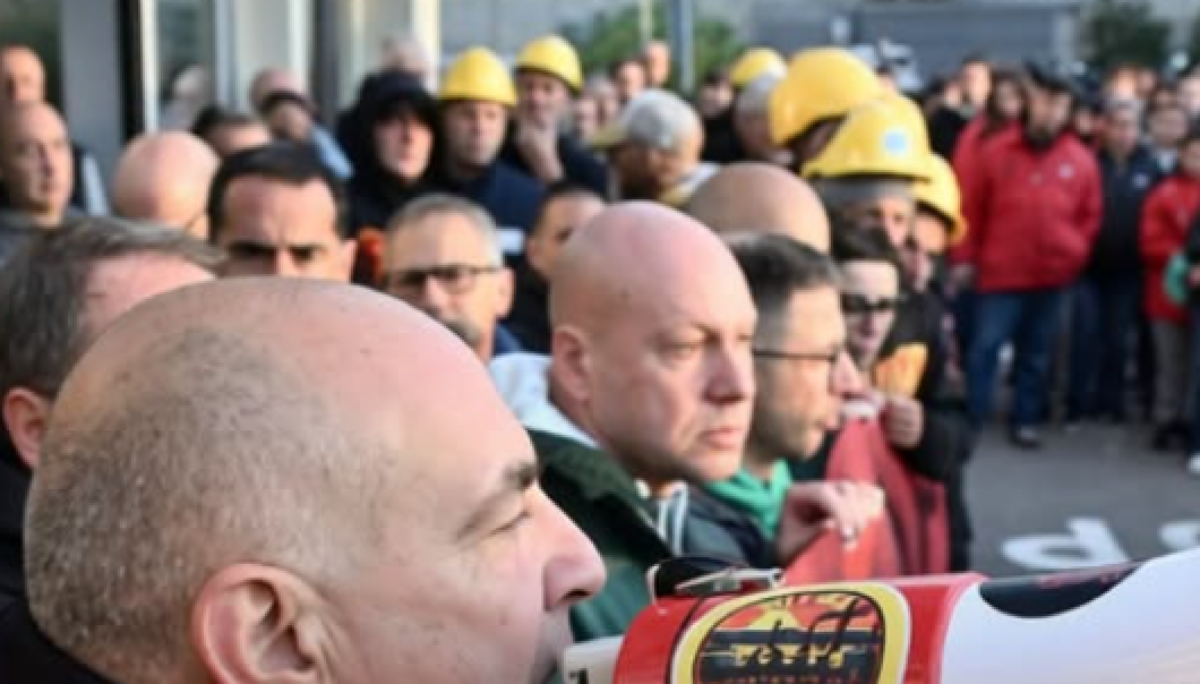 Ex Ilva, "l’aeroporto è occupato": i lavoratori bloccano gli imbarchi del Colombo di Genova - 