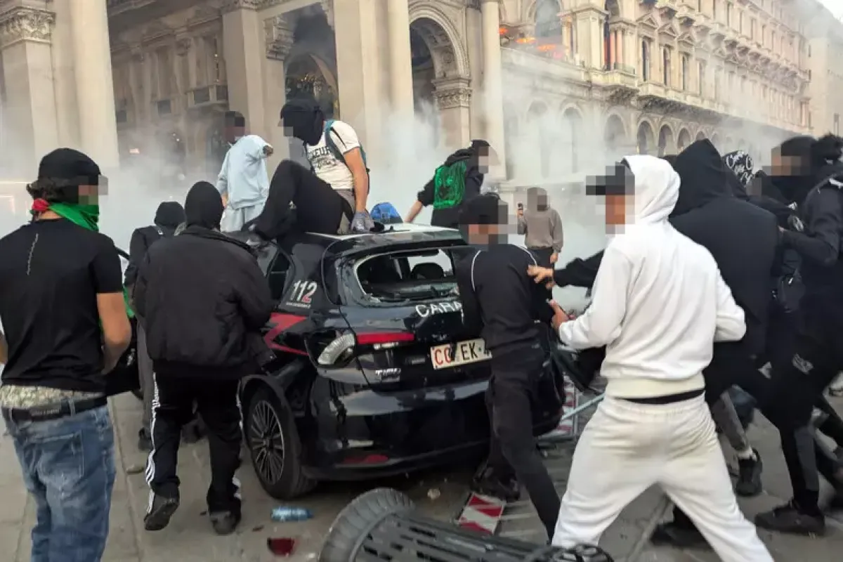 Milano, notte di guerriglia: 14 agenti feriti, 32 arresti - © Ansa