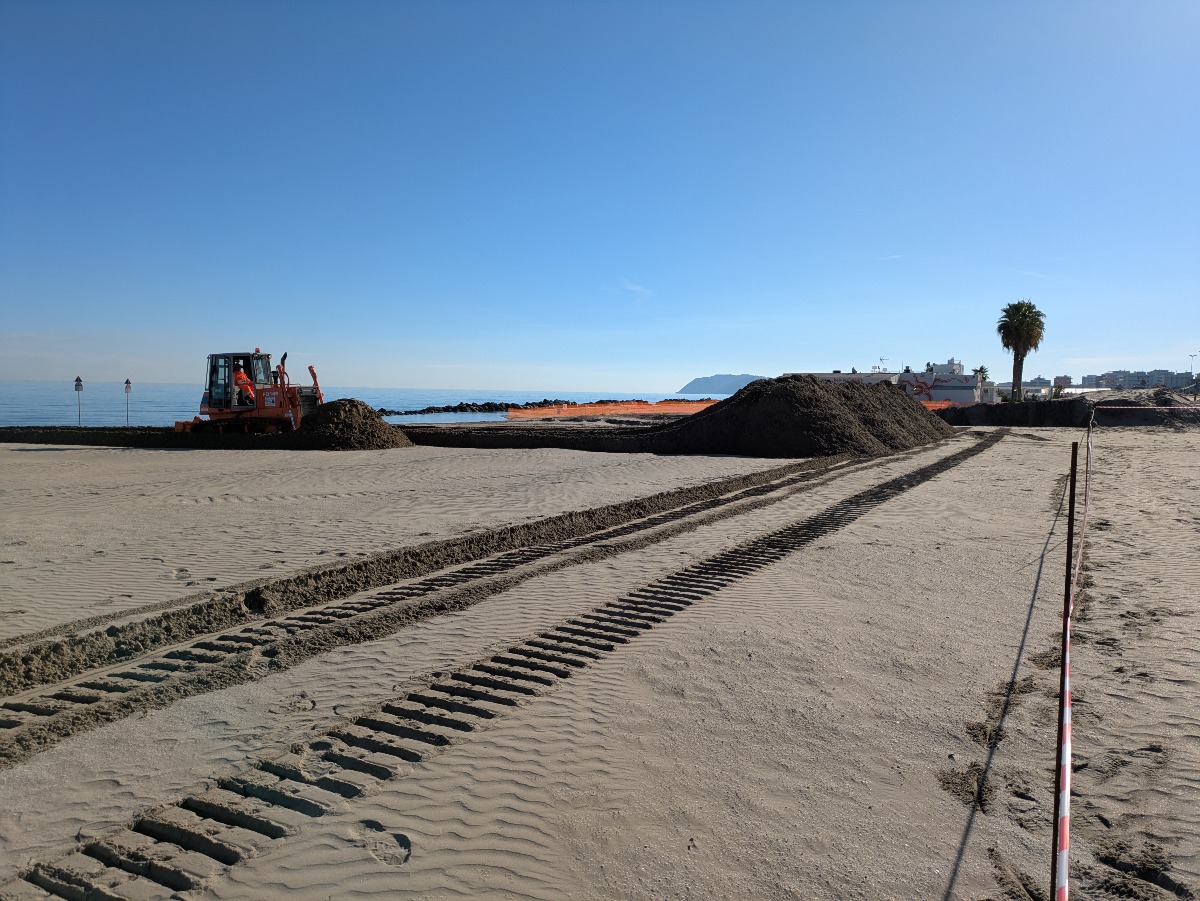Riccione, al via le dune invernali contro mareggiate ed erosione - 