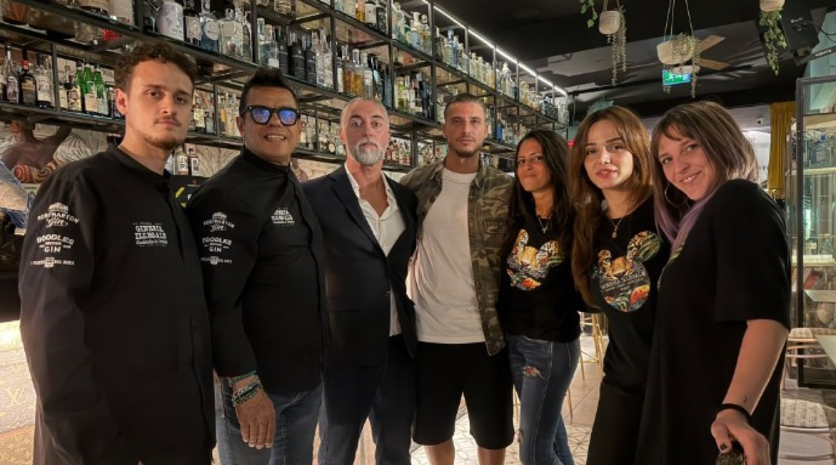 Gineria Illegale, sabato speciale con la star dei bartender Luca Cinalli - Lo staff di Gineria Illegale di Rimini