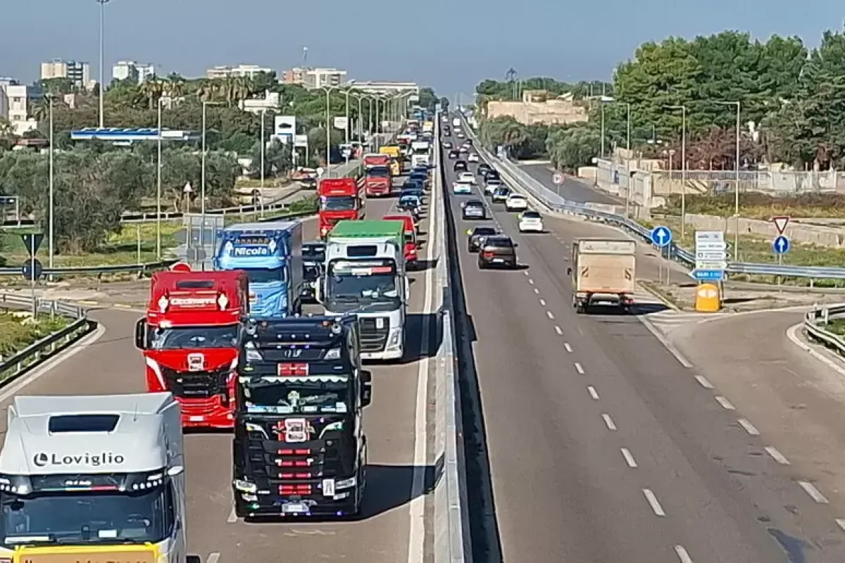 Caro-carburanti, i tir bloccano il porto di Napoli. Scaffali a rischio nei supermercati - © Ansa