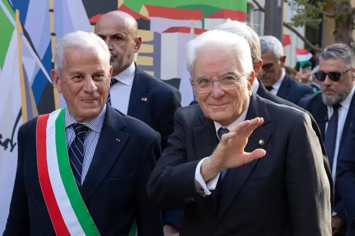 Mattarella con gli agenti: 'A Milano violenza inaccettabile' - Mattarella: 'Il legislatore ha lasciato le Province nel guado ' © Ansa