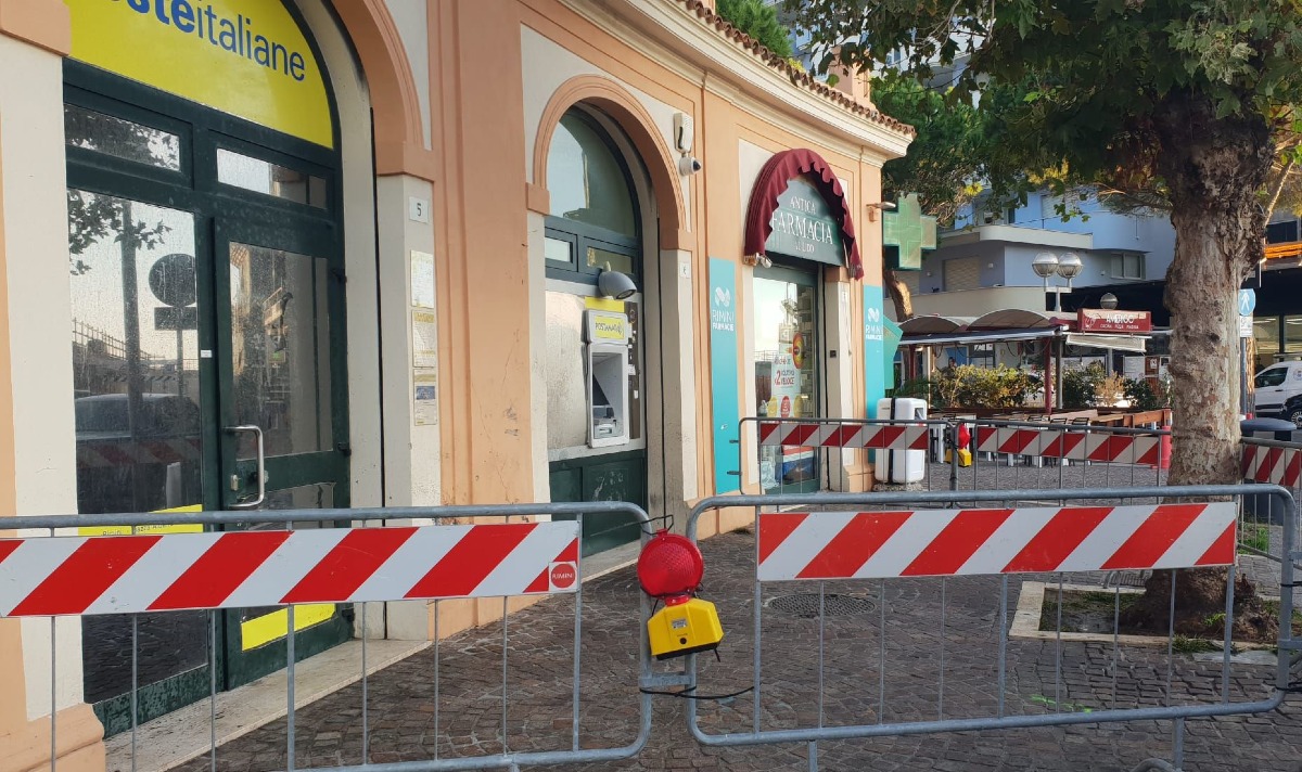 Rimini, auto in fuga si schianta contro l’ufficio postale di piazza Marvelli - 