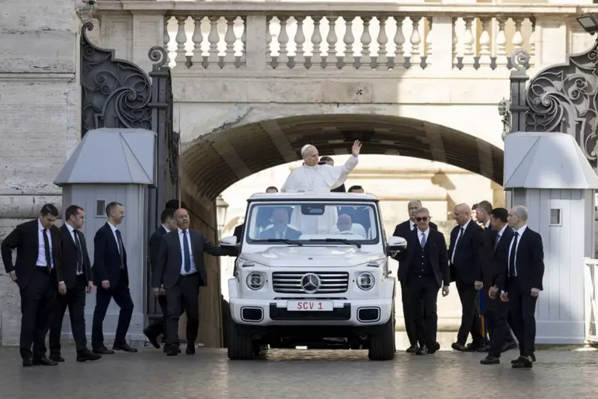 Il Papa torna in piazza: giro in papamobile a otto giorni dall’intervento al polmone -  Ansa