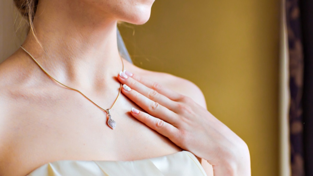 Orecchini, collane e gioielli per il matrimonio: valorizzare l'abito da sposa senza appesantire il look - 