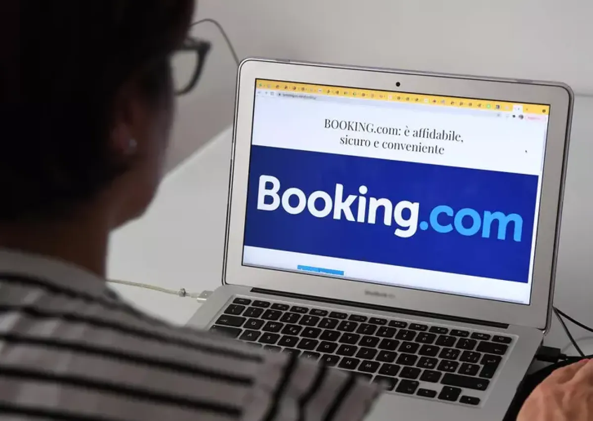 Bruxelles apre un’indagine su Booking.com: nel mirino truffe e annunci fraudolenti - 