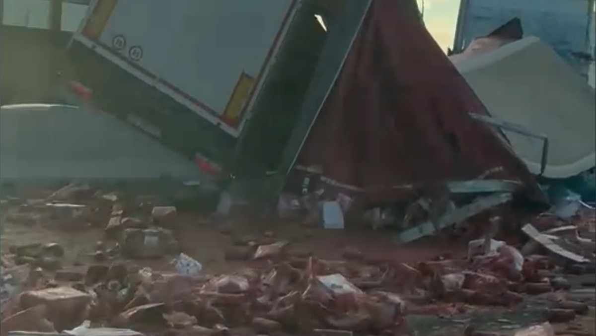 Rimini, tir contro il guardrail: carreggiata invasa dai barattoli di pomodoro - 