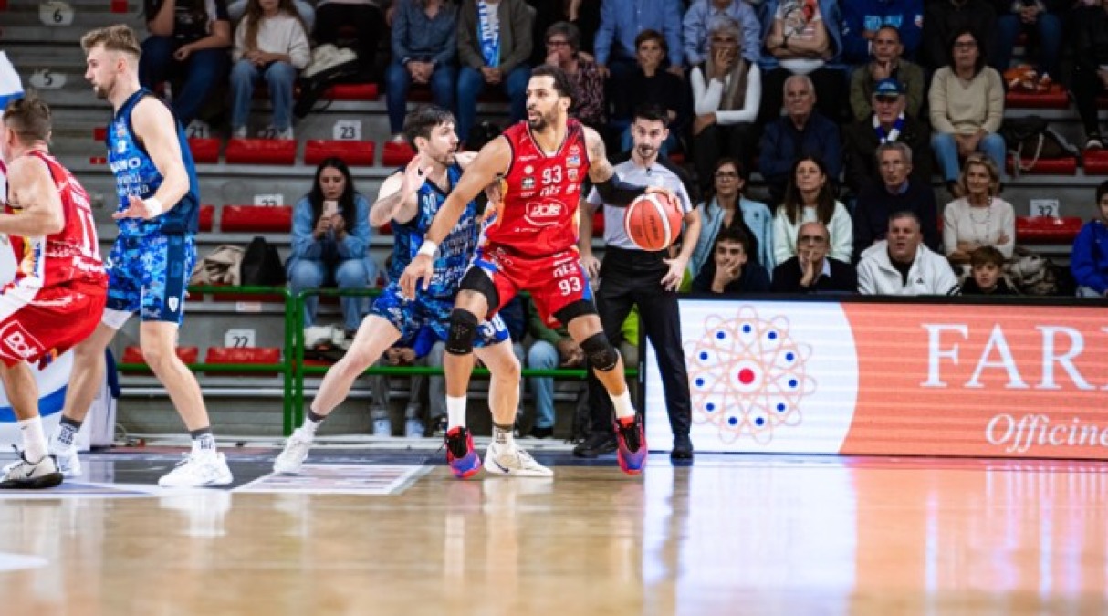 Basket A2: a Sassari la Dole 'svuota' il Banco (67-84) - Un attacco Dole (foto Alessio Dalerci)